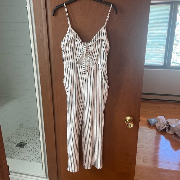 Cute black and white romper. - Picture 3 of 3